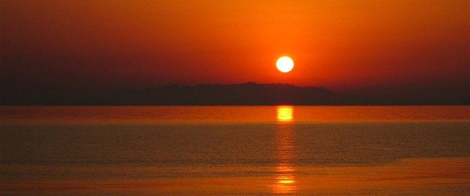 海に沈む夕日の写真
